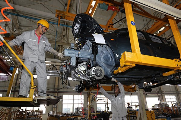 A worker on a production line of an E-car manufacturing factory in Xiangfan, Hubei province. (Yang Dong/for China Daily)