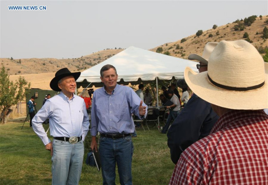 Steve Daines (2nd L), a senator from U.S. state of Montana, and Cui Tiankai (1st L), Chinese Ambassador to the United State, speaks with Fred Wacker and other cattle ranchers at the Morgan Ranch House, near downtown Bozeman, Montana, the United States, on Sept. 8, 2017. (Xinhua/Yan Liang)