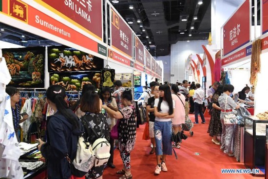 Visitors tour the exhibition area joined by exhibitors from countries along the Belt and Road during the 14th China-ASEAN Expo in Nanning, capital of south China's Guangxi Zhuang Autonomous Region, Sept. 13, 2017. (Xinhua/Zhou Hua)