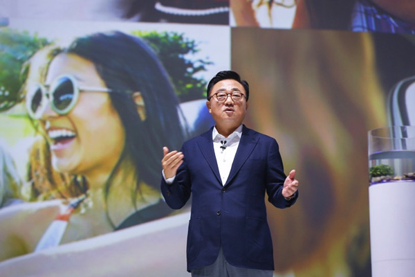 D.J. Koh, president of mobile communications at Samsung, delivers a speech at the Galaxy Note 8 launch event in Beijing on Sept 13, 2017. (Photo provided to chinadaily.com.cn)