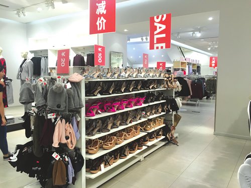Shoes are arranged on shelves for sale at an H&M shop in the Joy City shopping mall in Beijing's Chaoyang district at Thursday noon. (Photo: Ma Jingjing/GT
