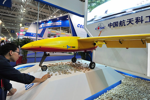 A visitor looks at a drone made by China Aerospace Science and Technology Corp at an industry expo held in Fuzhou, capital of Fujian province. (Photo/Xinhua)