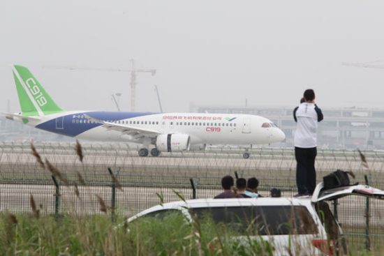 C919 lands safely at Shanghai Pudong International Airport after its maiden flight at around 3.20 pm, May 5, 2017. (Gao Erqiang/China Daily)