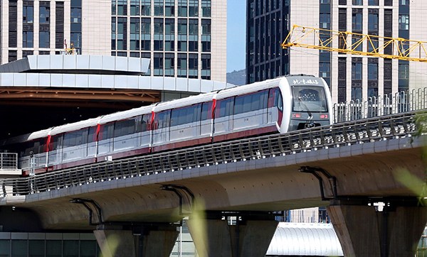 A maglev train on Beijing's S1 Line makes a trial run on Wednesday. The line is expected to open to passengers by the end of this year. (Photo by Wang Zhuangfei/China Daily)