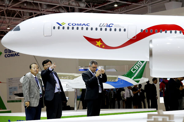 A C929 aircraft model is displayed at an aviation exhibition in Zhuhai, Guangdong province, in November 2016.(China Daily/Yin Liqin)