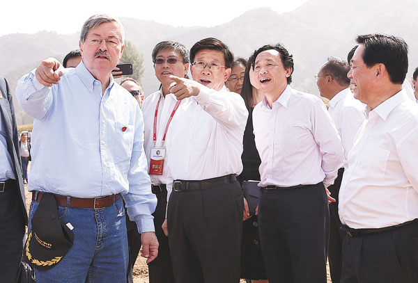 U.S. Ambassador Terry Branstad, Hebei Party chief Zhao Kezhi, second from left, and Qu Dongyu, third from left, vice-minister of agriculture, are among officials at the launch ceremony of a demonstration farm in Luanping county, North China's Hebei province on Saturday. ZOU HONG / CHINA DAILY