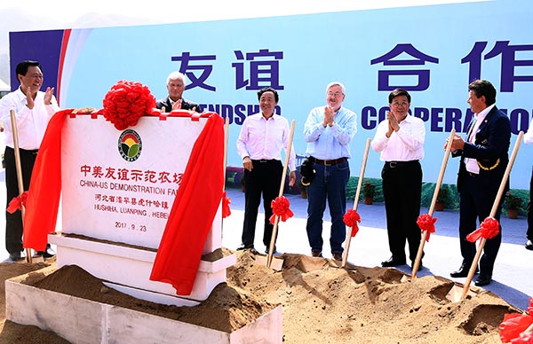 U.S. Ambassador Terry Branstad, center, Hebei Party chief Zhao Kezhi, second from right, and Qu Dongyu, third from left, vice-minister of agriculture, are among officials launch the China-U.S. Friendship Demonstration Farm in Luanping county, North China's Hebei province on Sept 23, 2017. ZOU HONG / CHINA DAILY