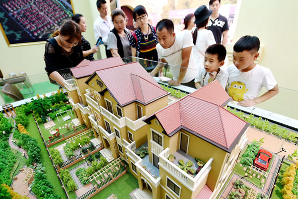Visitors check out a property project at a housing fair in Luoyang, Central China's Henan province. (Photo Provided to China Daily)
