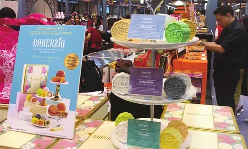 Mooncakes on sale at a shopping mall in Singapore on September 12 (Photo: Li Xuanmin/GT)