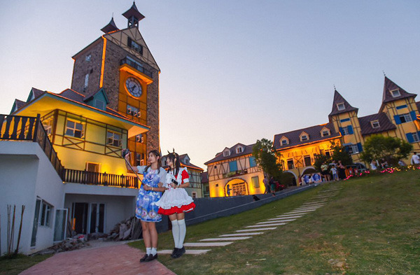 Two hosts work on a video program at Damara Village, a livestream hosting center in Wuhan, Hubei province. (Photo/Provided to China Daily)