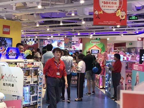 Chinese consumers browse toys in a ToysRUs store in Shanghai. (Photo: Xie Jun/GT)