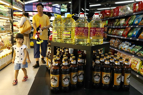 Russia-made cooking oil, which is transported by the China-Russian freight trains, is sold in a supermarket in Wuhan, capital of Central China's Hubei province. (Photo/China Daily by Zhu Xingxin)