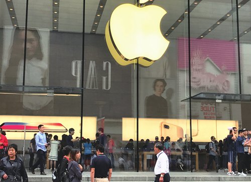 People visit an Apple store in Shanghai. (Photo: Xie Jun/GT)