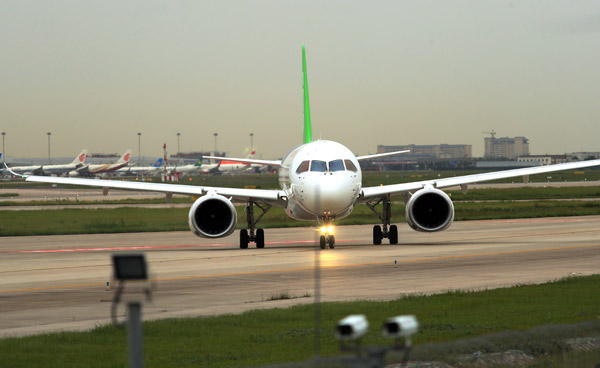 The C919, China's domestically manufactured large passenger aircraft, makes its second test flight from the Shanghai Pudong International Airport on Thursday. (Photo by Zhang Haifeng/For China Daily)