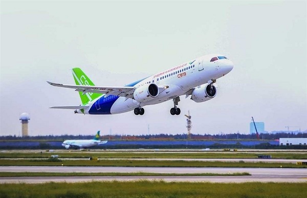 China��s home-developed C919 airliner takes off on its second test flight from Shanghai��s Pudong International Airport on Sept. 28. The plane will compete for orders worldwide with the Airbus 320 and Boeing��s latest 737. (Zhang Haifeng)