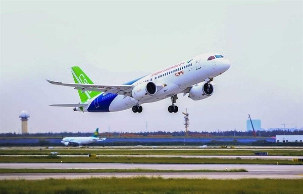 Chinas home-developed C919 airliner takes off on its second test flight from Shanghais Pudong International Airport on Sept. 28. The plane will compete for orders worldwide with the Airbus 320 and Boeings latest 737. (Zhang Haifeng)