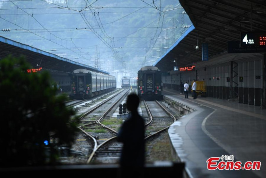 A train running on Lanzhou-Chongqing line leaves a railway station in Southwest Chinas Chongqing Municipality, Sept. 29, 2017. (Photo: China News Service/Chen Chao)