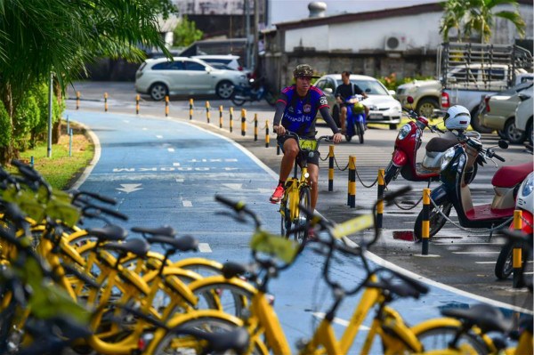 A man rides an ofo sharing-bike on a bike lane at a public park in Phuket, Thailand, Oct. 6, 2017. China's dock-less bike-sharing company ofo provide d more than 1,000 bikes in Phuket's key locations in late September and offered a 1-month free trial without deposit fee. Now the bike-sharing service has benefited local residents and tourists. Ofo's regular service fee will be charged at 5 Baht per 30 minutes usage, with a deposit fee of 99 Baht. (Xinhua/Li Mangmang)