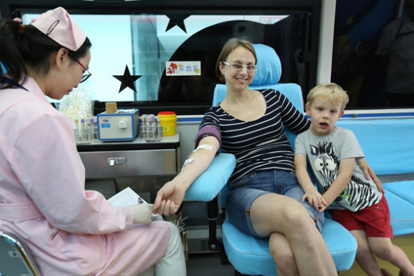 A German receives medical examination at a private hospital in Shanghai. China's existing healthcare system is open to foreign investors. (Photo provided to China Daily)