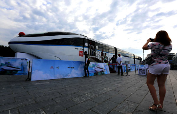 A visitor takes a photo of the monorail train built by BYD Co in Guilin, the Guangxi Zhuang Autonomous Region. (Photo by Wang Zichuang/For China Daily)