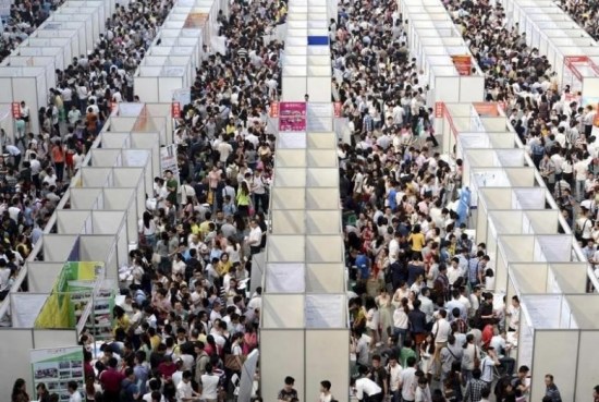 From 2013 to 2016, China's unemployment rate in 31 major cities stabilized at around 5 percent. /Xinhua Photo