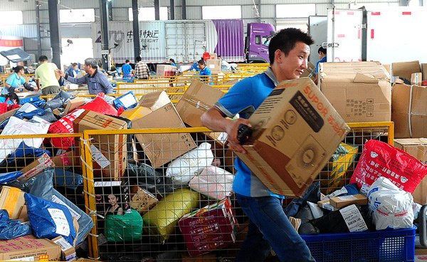 A Zhongtong Express employee sorts out packages at an outlet of the delivery firm in Fuyang, Anhui province. (Photo by Wang Biao/For China Daily)
