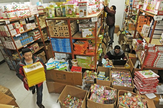 Workers of an online store arrange goods in Qingyanliu village, East China's Zhejiang province, Dec 28, 2015. [Photo/Xinhua]