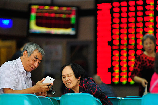 Investors cheer stock market's glad tidings at a brokerage in Changshu, Jiangsu province. (Qu Xing/for China Daily)