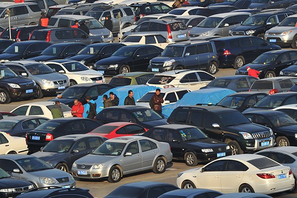 Customers choose vehicles at a used car market in Dalin, Liaoning province, where all used cars outside the province should pass a quality inspection. (Liu Debin/for China Daily)