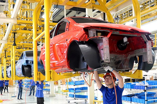 Workers assemble electric cars at a state-of-the-art plant in Rugao, Jiangsu province. (Photo/Xinhua)