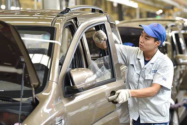A Changan technician tests a car at a production line located in Dingzhou, Hebei province. (Photo/Xinhua)