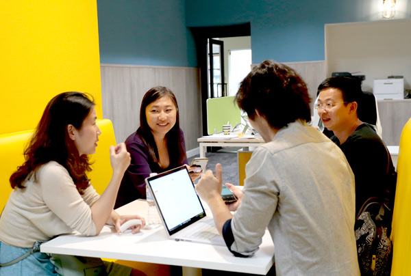 Executives of a firm that operates out of Urwork's new co-working space in Los Angeles formulate business strategy in a team meeting. (Photo provided to China Daily)