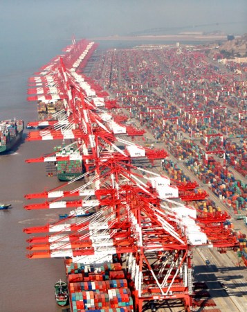Cranes load and unload containers at a busy port within the China (Shanghai) Pilot Free Trade Zone. [Photo/Xinhua]