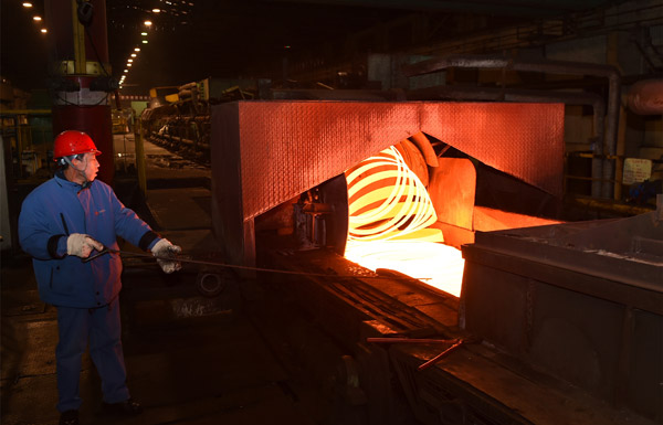 A worker makes a special type of stainless steel in a factory owned by Taiyuan Iron and Steel. (Photo/Xinhua)