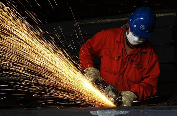 An employee puts finishing touches to steel products at a Dalian Special Steel Co workshop in Dalian, Liaoning province. (Photo by Liu Debin/For China Daily)