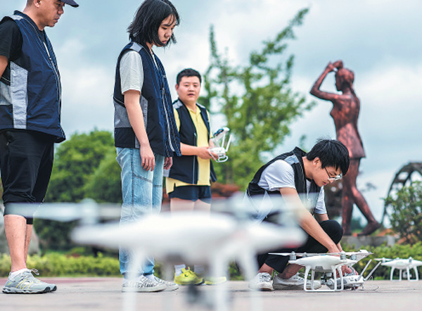 Trainees learn to fly drones at DJI Innovation's unmanned aerial systems training center. (Photo provided to China Daily)