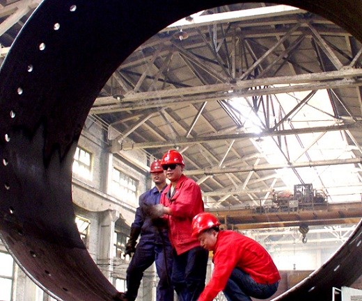 Workers at the production line of a plant that makes environmentally friendly metallurgical equipment in Xuanhua, Hebei province. (Photo by Che Xiaodong/For China Daily)