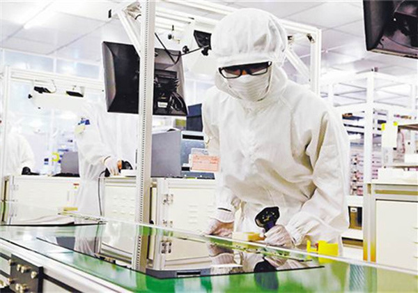 A technician focuses on his research at BOE's Chongqing factory. (Photo provided to chinadaily.com.cn)