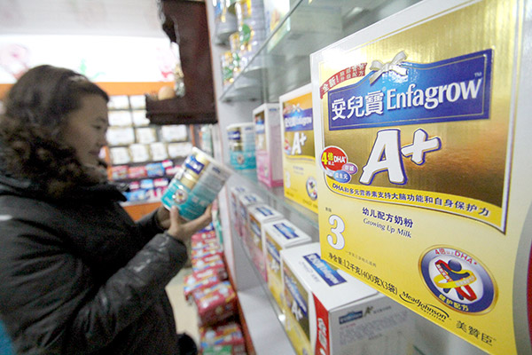 A consumer checks out Mead Johnson Nutrition's milk powder in Linyi, Shandong province. (Photo/for China Daily)