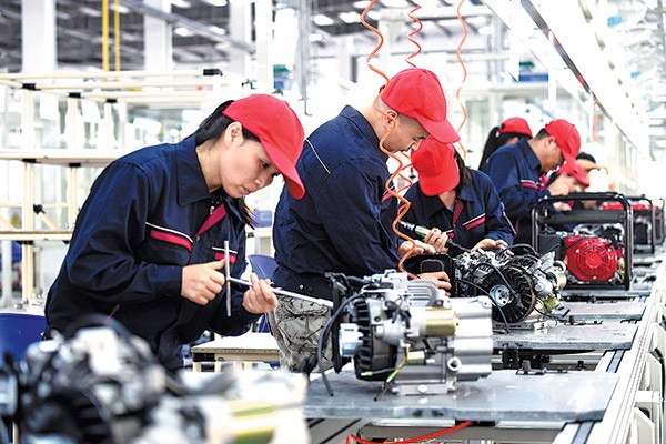Workers assemble digital electric generators at a production line of new energy cars in Ganzhou, Jiangxi province. (Photo/for China Daily)