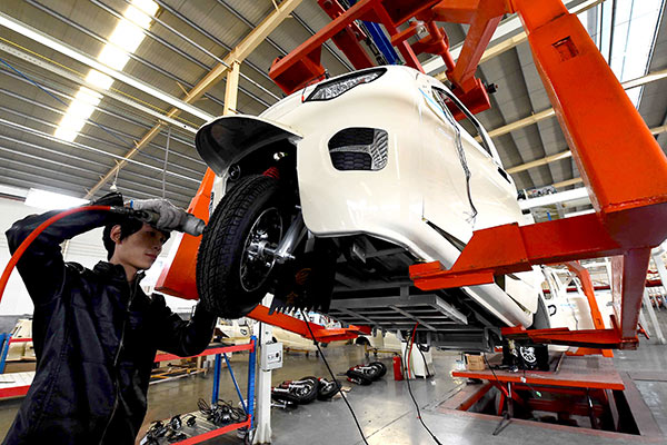 A worker readies an electric car at a production line in Weifang, Shandong province. WANG JILIN/CHINA DAILY