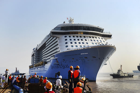 A cruise ship docks in Zhoushan Port, Zhejiang province, for repairs. (Photo/Xinhua)
