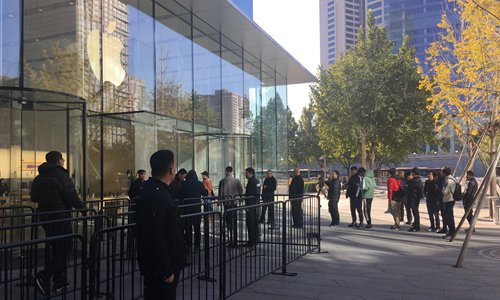 About 20 people are lined up outside the Apple's Dawanglu outlet in Beijing for the release of the iPhone X on Friday. (Photo: Dong Feng/GT)
