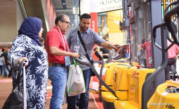 Foreign buyers select forklift at the China Import and Export Fair, also known as the Canton Fair, in Guangzhou, south China's Guangdong Province, Oct. 15, 2017. China's largest trade fair concluded its 122nd session on Saturday in Guangdong Province, with more foreign buyers and more deals. Export turnover reached 30.2 billion U.S. dollars, up 8.2 percent year on year. A total of 191,950 buyers from 213 countries and regions attended the fair, up by 3.4 percent, according to fair spokesman Xu Bing. (Xinhua/Lu Hanxin)