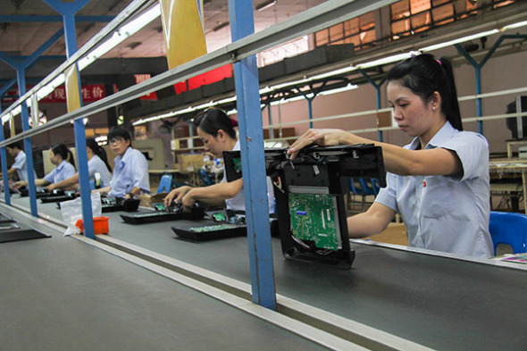 Quality-control inspectors at work at TCL's factory in Vietnam. One of the earliest Chinese enterprises to expand overseas, TCL entered Vietnam in 1999. Its market share in the Southeast Asian country has exceeded 16 percent by 2015. (Photo/Xinhua)