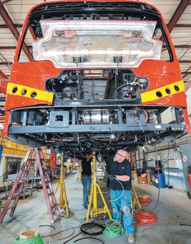 Workers install wiring in an electric bus at a BYD factory in Lancaster, California, in September 2016. (ZHANG CHAOQUN/XINHUA)