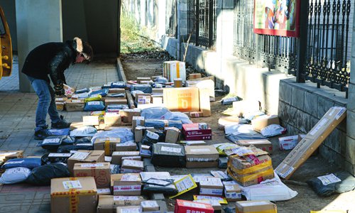 An express delivery man and the parcels he will deliver in Beijing. (Photo: Li Hao/GT)