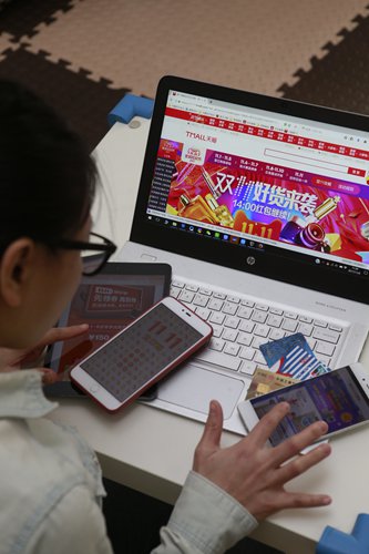 A woman in Beijing searching on Tmall for discounted goods she wants to by on November 11. (Photo: Li Hao/GT)