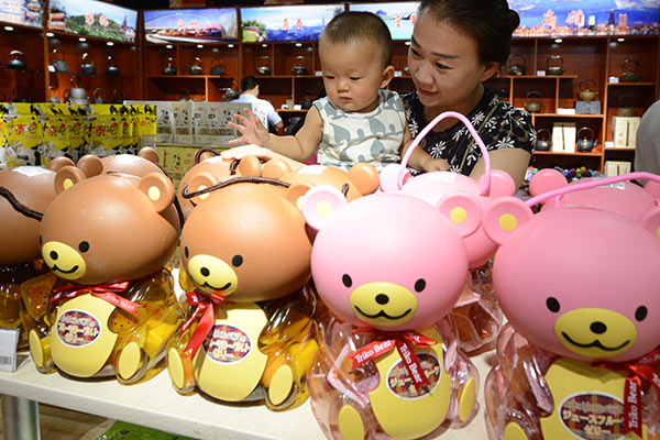 Customers check out products at an online-to-offline shopping mall for overseas goods in Zhengzhou, Henan province. Internet companies are ramping up activities ahead of the Singles Day shopping extravaganza on Nov 11. Photo/CHINA DAILY)