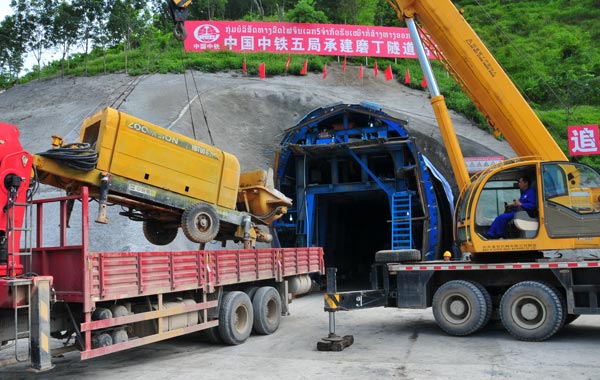 Workers speed up construction of the railway tunnel connecting Southwest China's Yunnan province and Laos in May. The tunnel is expected to benefit both countries. (Photo//Xinhua)